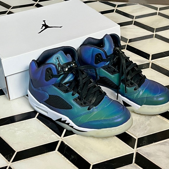 M Women’s Air Jordan retro 5 oil grey - Picture 14 of 17